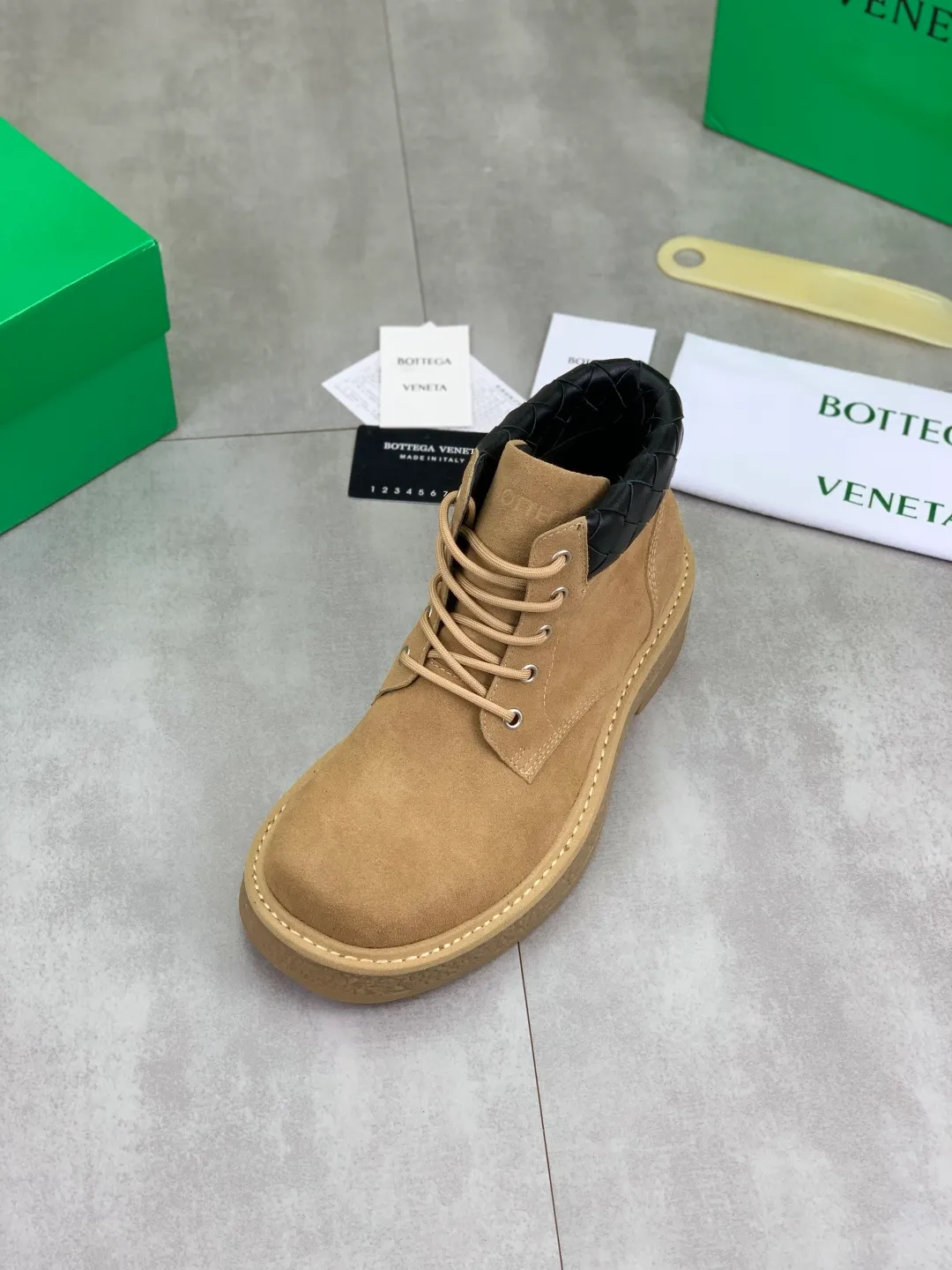 Men's men's shoes 💰P740 New model 💰 Top quality (beef tendon outsole series) 💎💎💎 BOTTEGA VENETA official website synchronizes the latest model, top version of the market's highest version of BV business leather shoes, accept material comparison, shoe type comparison, process comparison, practical and texture, versatile, suitable for any occasion, the more you look at it, the more flavorful it becomes. Pure hand-woven craftsmanship - upper material, imported original hand-woven calfskin - high-quality water-dyed sheepskin lining - original private model customized beef tendon outsole -Size: female 35-39 (34 40 customized) male 39-44 (38 45 customized) Comes with original BV green box, complete packaging.